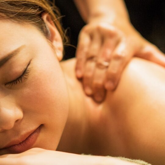 Entspannte Frau bei einer Rückenmassage